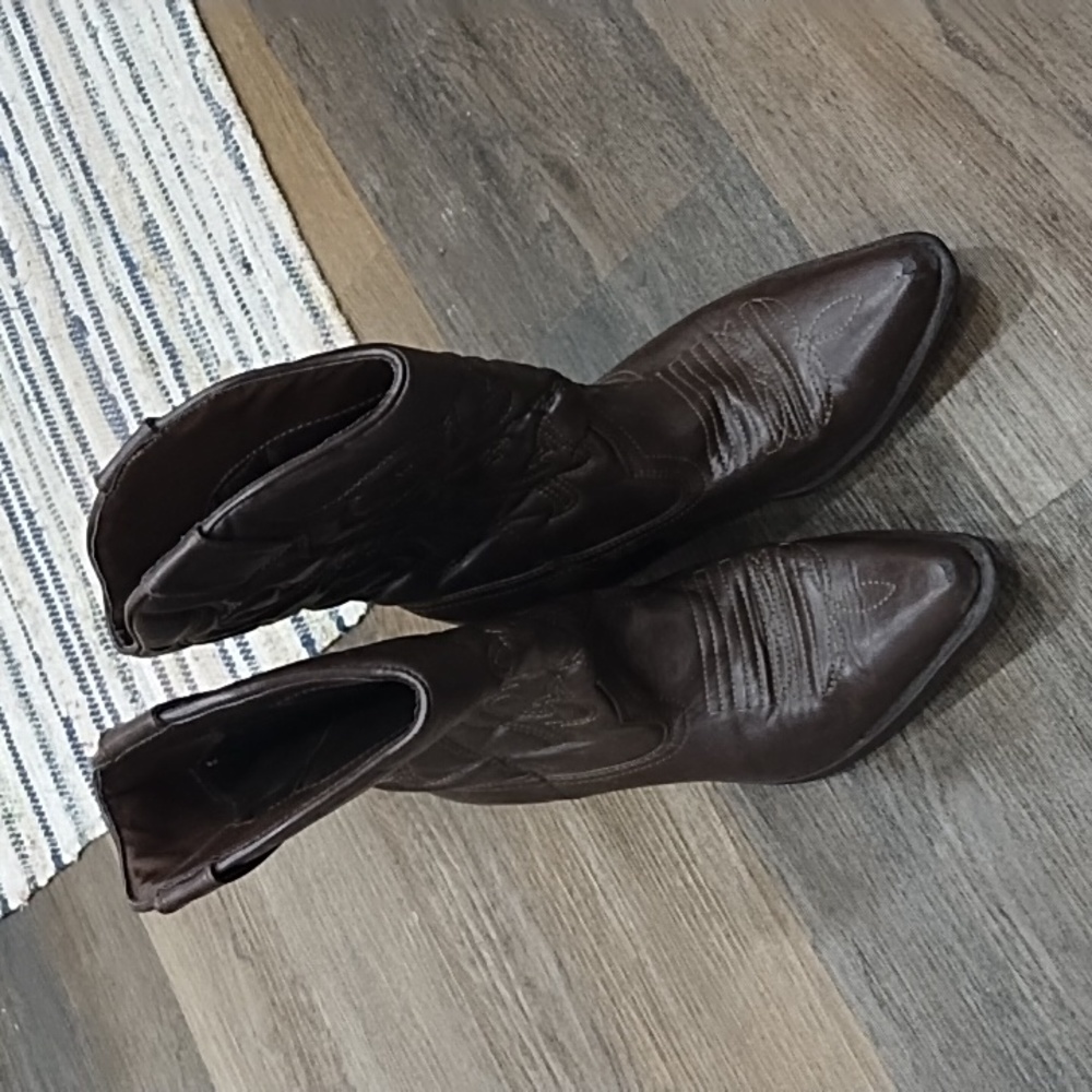 Brown cowboy boots with embroidery detail